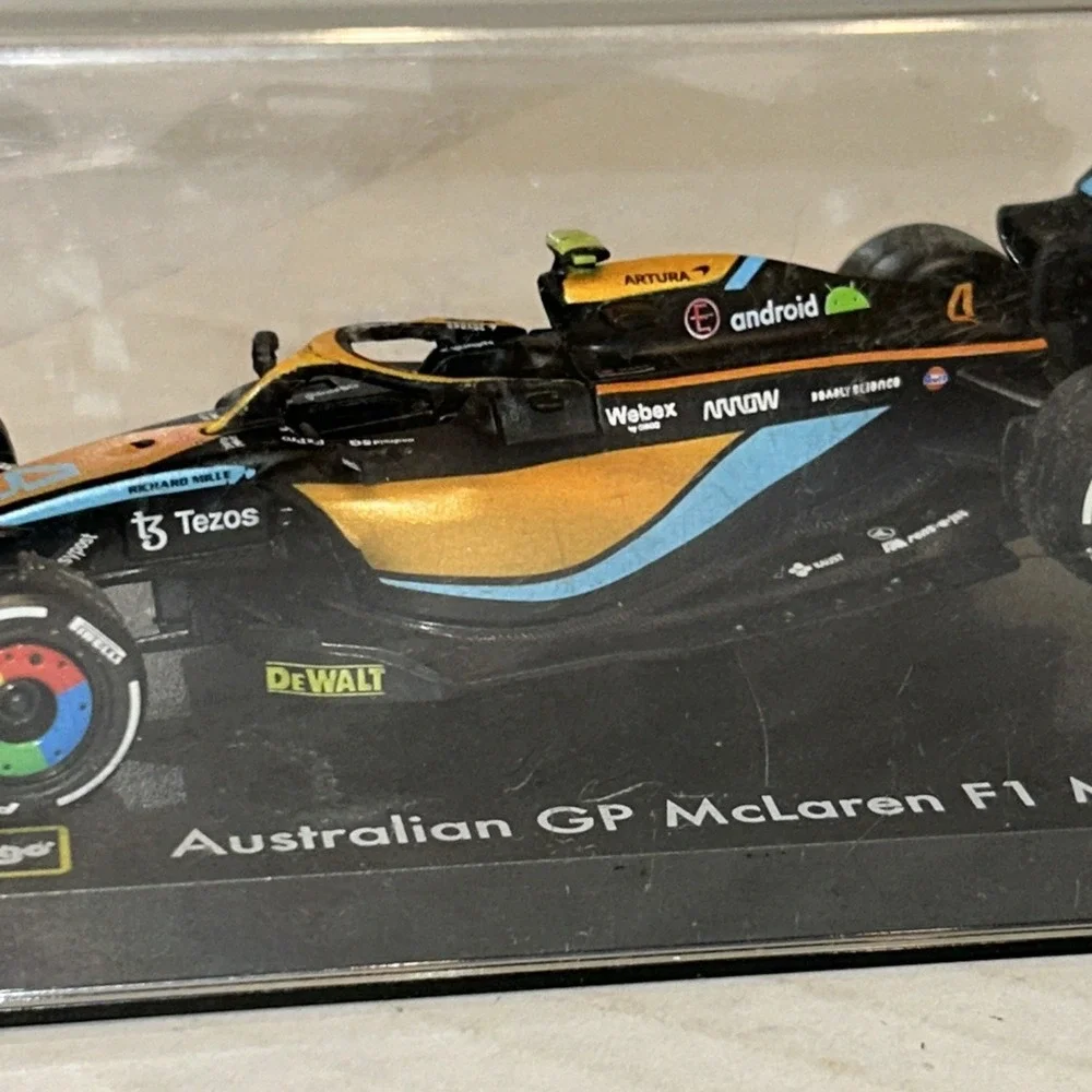 McLaren MCL36, #4 Lando Norris‎ F1 2022, Bburago Hardcase mit Fahrer 1:43